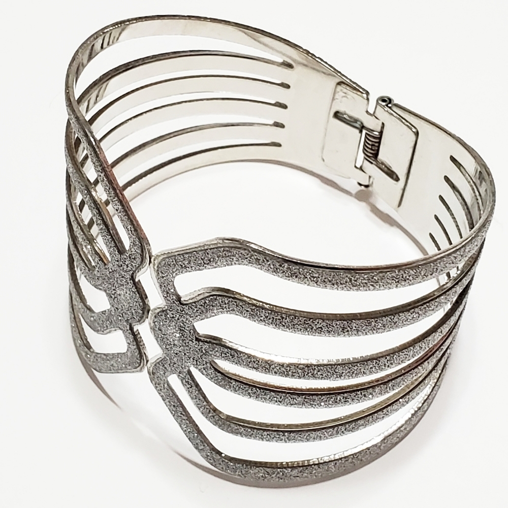 Bracelet Silver Glittery Spring Cuff - Picture 4 of 7